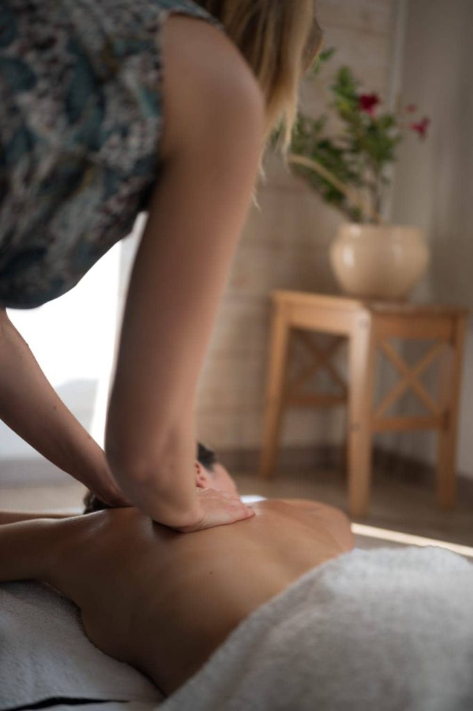 Marie utilise le massage en thérapie, chez elle à Marseille